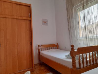 PAG - 2 dvosobna apartmana sa terasama prema moru