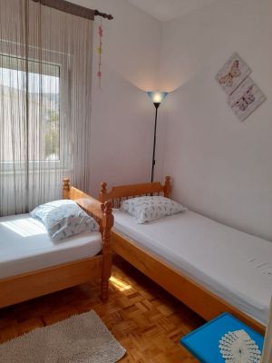 PAG - 2 dvosobna apartmana sa terasama prema moru