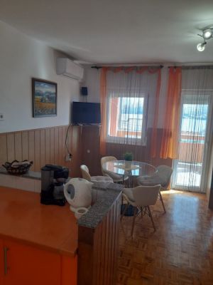 PAG - 2 dvosobna apartmana sa terasama prema moru