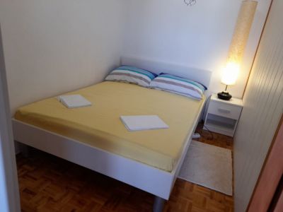 PAG - 2 dvosobna apartmana sa terasama prema moru