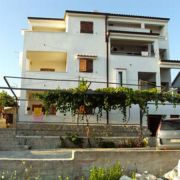 Apartmani DINKO s grijanim bazenom