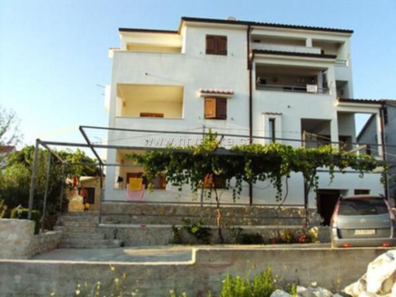 Apartmani DINKO s grijanim bazenom