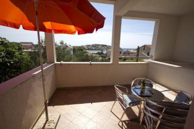 Apartmani DINKO s grijanim bazenom