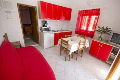 Apartmani DINKO s grijanim bazenom