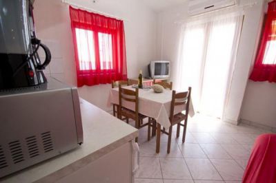 Apartmani DINKO s grijanim bazenom