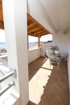 Apartmani DINKO s grijanim bazenom