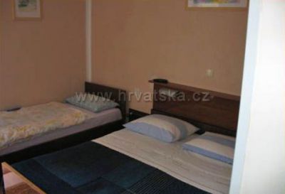 Apartments & rooms Raspor