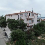 Apartmani Mandre Karas