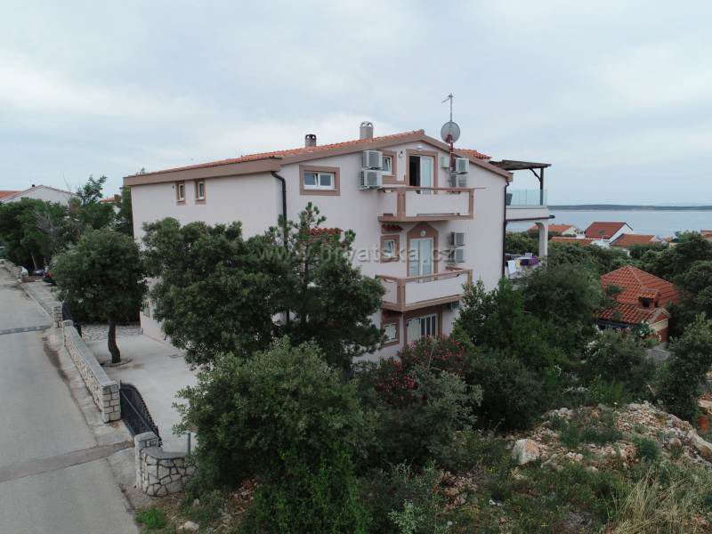 Apartmani Mandre Karas