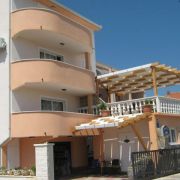 Apartmani MARINOVI DVORI