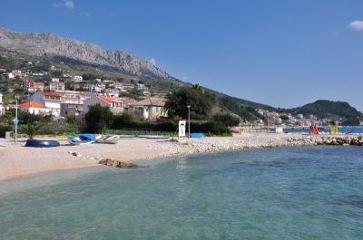 Kuća s velikom terasom blizu mora