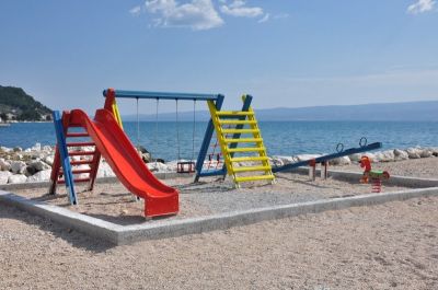 Kuća s velikom terasom blizu mora