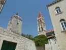 Trogir
katedrála Sv.Vavřince ze
13.století
vlevo je věž s hodinami, vpravo zeď budovy radnice